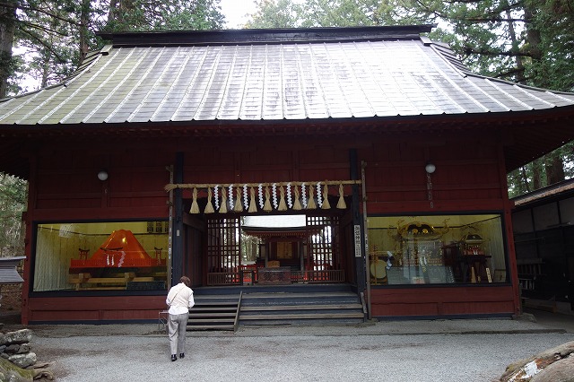 北口本宮冨士浅間神社の 諏訪拝殿
