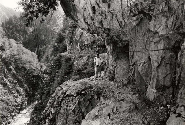 �������J