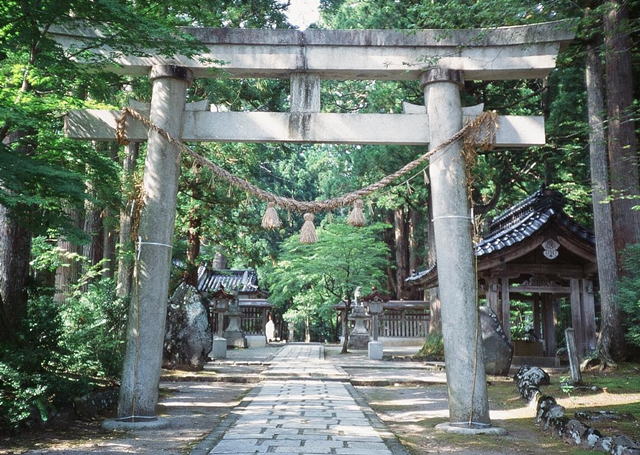 雄山神社 中宮祈願殿
